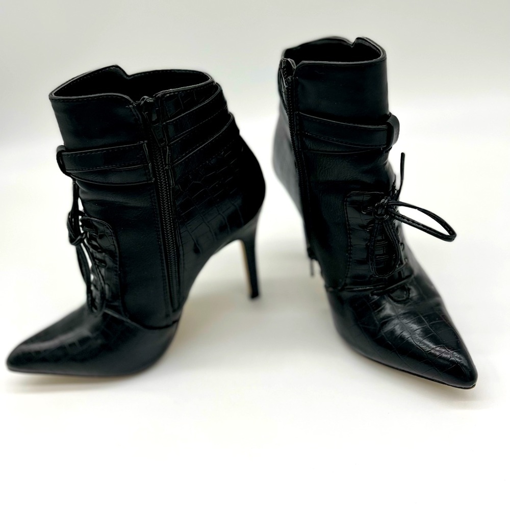 Fantastic black boots.  See photos for details
